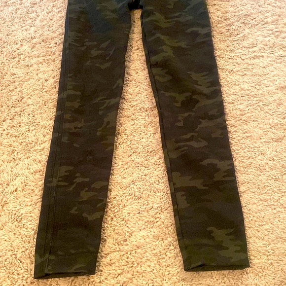 Spanx Green Camo spanx leggings size medium - Picture 3 of 5